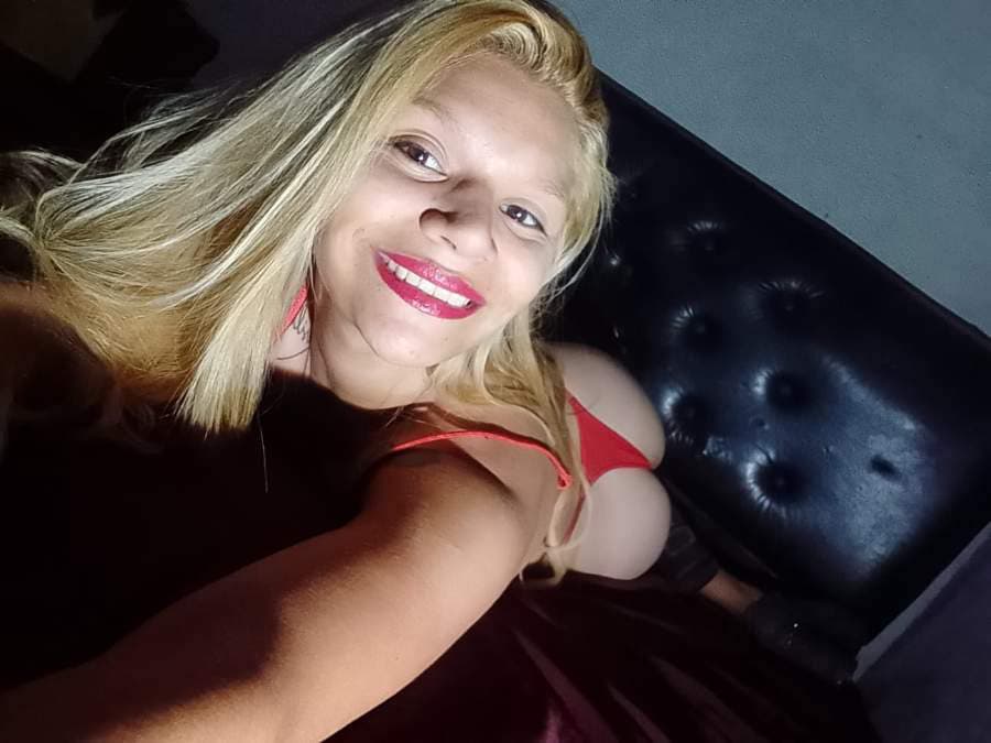 Milagros, rubia, Pilar — copada